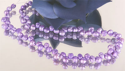 Irregularer Perlenstrang 5-6mm violett