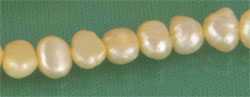 Perlenstrang aus Süsswasserzuchtperlen softgold ca. 38cm 3-6mm Durchmesser